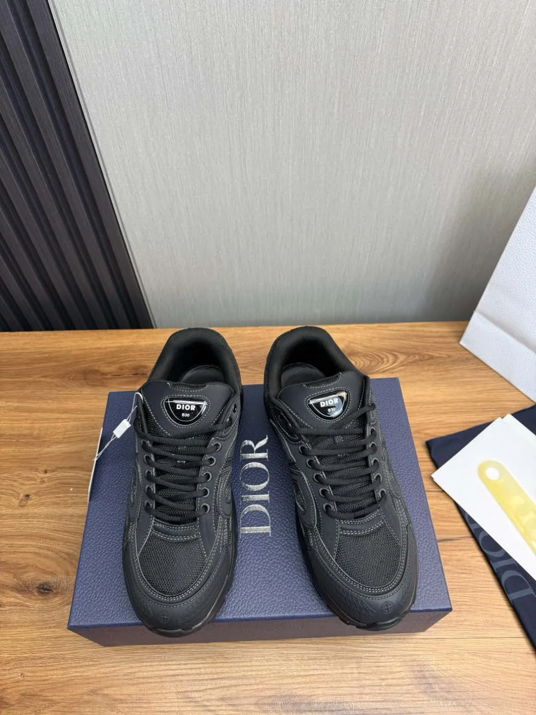 Men's men's shoes💰740💰 Dior's new B30 couple 👫 low-top sneakers, the highest version on the market✅ are carefully made of gray mesh fabric and white technical fabric, decorated with reflective "CD30" graphic logo, and "DIO~B30" and "CD30" logos on the heel and tongue. An extra-light, sculpted rubber sole with signature accents adds style, while internal stretch details create ideal comfort. It can be matched with various casual styles to show the fashionable and modern sports style〰️ Size: 35-40 (customized at 40 for women) 39-45 (customized at 38.45 for men)
